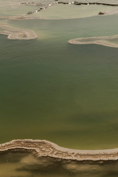 Formazione di rocce color lime in un lago in Messico