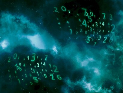 Illustrazione di numeri che fluttuano nello spazio cosmico: “I numeri primi sono spesso considerati i “mattoni fondamentali” della matematica...”