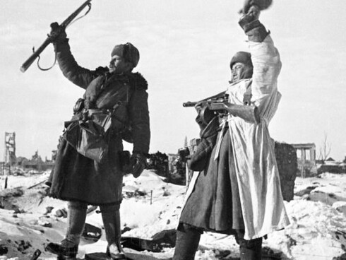Dos soldados rusos alzan sus manos en señal de victoria en la Batalla de Stalingrado (1943)