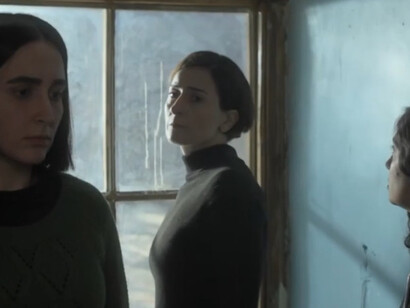 Scena tratta dal trailer del film "Il seme del fico sacro". Mahsa Rostami (Rezvan), figlia maggiore del giudice Iman, con la madre (Najmeh) e la sorella minore (Sana), interpretate da Soheila Golestani e Setareh Maleki