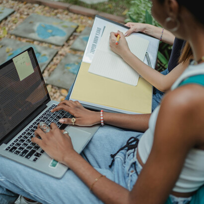 Ensinar o uso ético e eficaz da IA é essencial para que os estudantes desenvolvam pensamento crítico e autoria