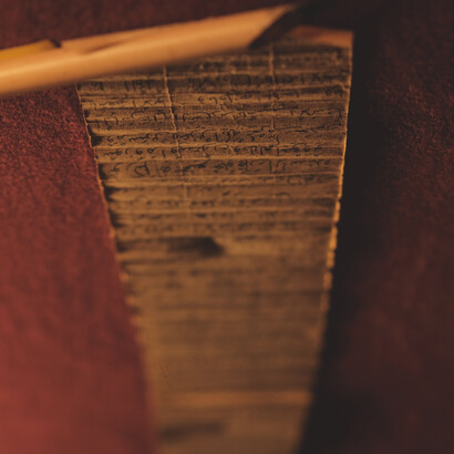 Pergaminho estirado com manuscritos à mostra