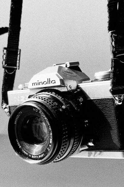 Desde sus primeras entregas en clase, Santiago muestra un particular interés en fotografiar a sus hermanas gemelas idénticas en la alberca de una casa en Cuernavaca