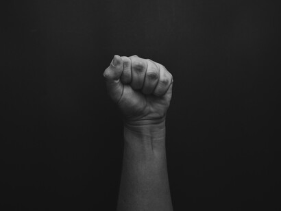 El puño cerrado es símbolo de fuerza y lucha por la libertad