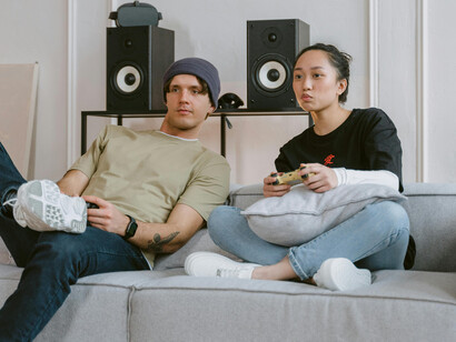 Dos jóvenes jugando a un videojuego