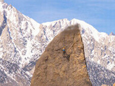 Los contornos redondeados y de formas peculiares de Alabama Hills contrastan marcadamente con las crestas cinceladas por los glaciares de la cercana Sierra Nevada. Escalada de aleta de tiburón en las colinas de Alabama, EE.UU.