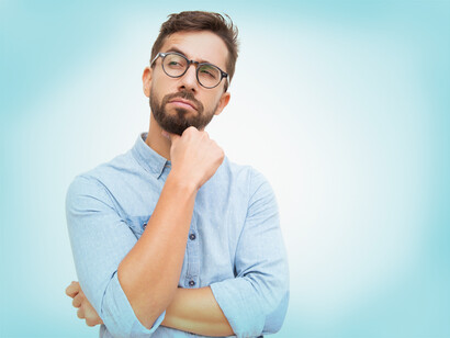 Duvidando. Não convém ter em mente essa crença maluca de que podemos saber de algo sem prestar atenção, sem discernimento, repetir o que outra pessoa manda não ensina ninguém a aprender