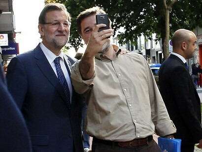 Mariano Rajoy se hace una foto con un simpatizante durante un acto electoral