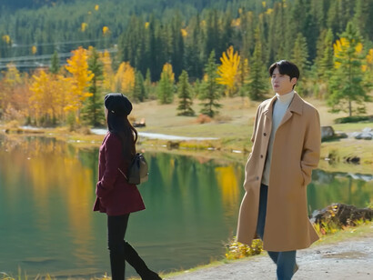 Ho-jin and Mu-hee silently walking together in a park, reflecting how understanding begins long before a conversation starts