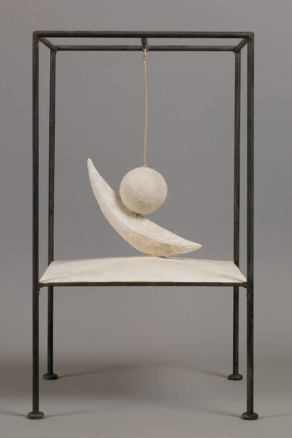 Alberto Giacometti
Suspended Ball (Boule suspendue), 1930–1931 (Version 1965)
Plaster, painted metal, string
60.6 x 35.6 x 36.1 cm
Fondation Giacometti, Paris
© Succession Alberto Giacometti, VEGAP, Bilbao, 2018