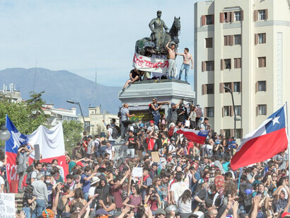 Demonstranten auf der Plaza Baquedano
