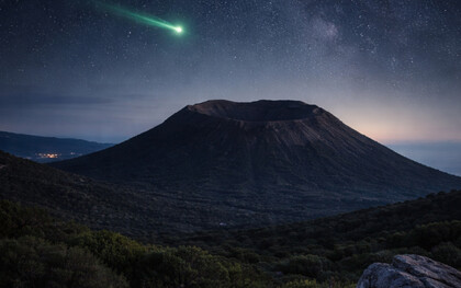 Sotto un cielo immobile, il cratere spento sembra attendere un segnale che solo pochi sanno riconoscere