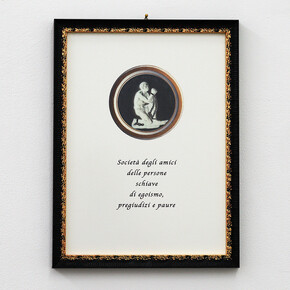 Gea Casolaro
Il mondo a rovescio
2019
45 x 34 cm (con cornice)
Riproduzione modificata del medaglione della Société des amis des Noir (1788) e la scritta “Società degli amici delle persone schiave di egoismo, pregiudizi e paure”. 
Stampa su carta martellata e cornice.


