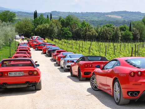 Raduno Ferrari al Castello delle Regine