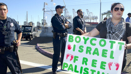 Em 16 de agosto de 2014, cerca de 2.500 manifestantes de diferentes organizações, comunidades e experiências de apoio a Gaza bloquearam com sucesso um navio de carga de propriedade israelense no porto de Oakland