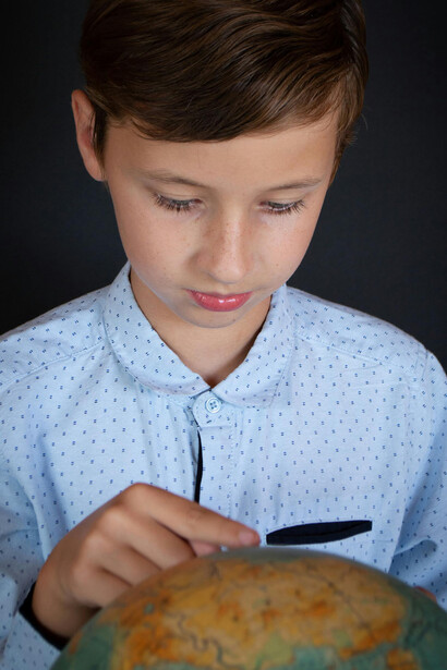 Explore novos horizontes com a formação continuada! Este jovem aluno demonstra como a educação atualizada abre portas para um aprendizado dinâmico e globalizado
