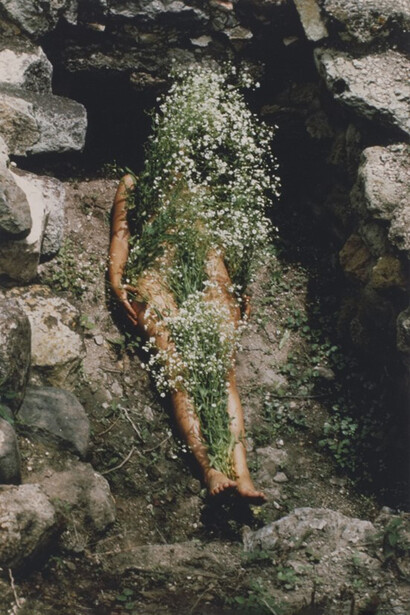 Ana Mendieta; Sin título. Serie «Siluetas», 1973-1978