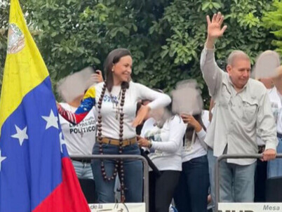 María Corina Machado, figure de l’opposition vénézuélienne, affichant publiquement son appui à un parti pendant la campagne présidentielle de 2024