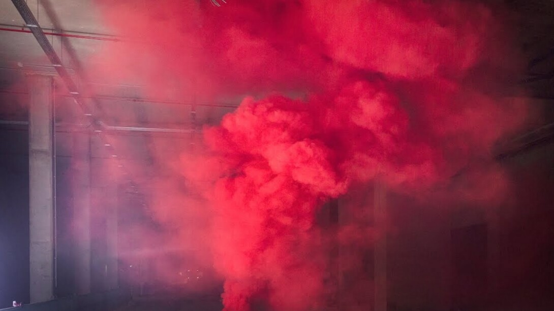 Melma rosa. Una nebbia densa e rossastra ne intossica le strade e le rende spesso impraticabili, mentre uno strano ammasso di alghe del medesimo colore infesta le acque