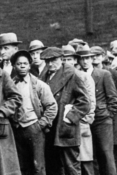 Desempleados haciendo fila para recibir comida gratis durante la Gran Depresión en Chicago, Estados Unidos, 1931