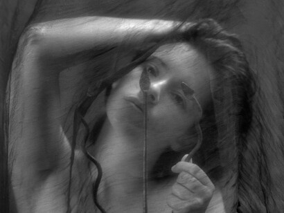 Lua Diana with veil, 1997, silver print, cm 50x50 