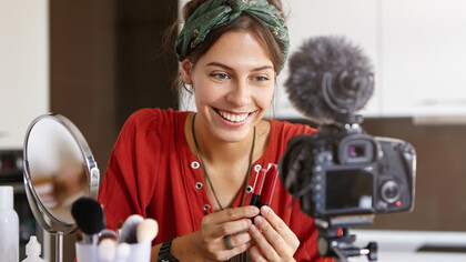 Influenciadora digital. Os influenciadores começaram a crescer de uma forma tão grande que seus números já atingiam as casas dos milhões, batendo recordes após recordes de visualizações dos seus vídeos ou curtidas em suas postagens, esses viraram os rostos de marcas grandes lado-a-lado com celebridades do meio artístico, ou as vezes, até substituindo-as. Hoje há carreiras solidadas nesse meio, influenciadores que fazem esse trabalho há anos com inscritos ou seguidores que os acompanham a muito tempo, criando uma relação de confiança que marcas emergentes ou consolidadas usam para atrair aquele público