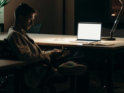 A exposição constante às redes sociais pode levar ao isolamento emocional real ou à dependência virtual prejudicialmente