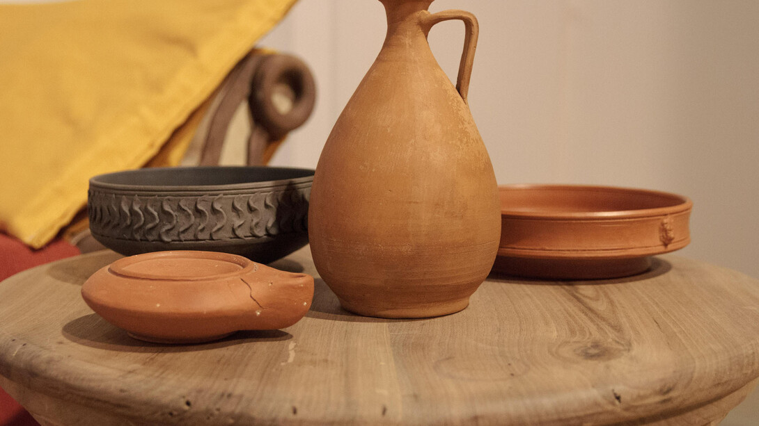 Ceramiche da mensa romane, riproduzioni da archeologia sperimentale. 