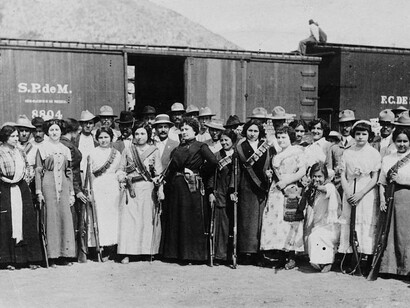 Revolucionarias de diversas extracciones sociales posan frente a un tren