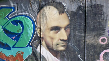 Mural de Robert De Niro caracterizado como Travis Bickle, protagonista de la película Taxi Driver, en uno de los muros de contención del arroyo Don Ventura, Málaga, España