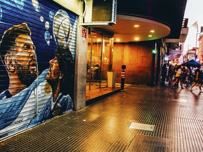 Mural en honor a los astros del fútbol argentino Lionel Messi y Diego Armando Maradona obra de Agustín Strunz. Buenos Aires, Argentina