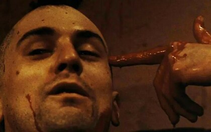 O motorista nunca quis amor. Desejava validação, plateia, enredo. O cinema concedeu um figurino grande demais para caber em qualquer sanidade confortável. O que irrompe pelas ruas virtuais é um arquétipo social, um algoritmo psíquico reproduzido com a precisão de quem fareja ressentimento