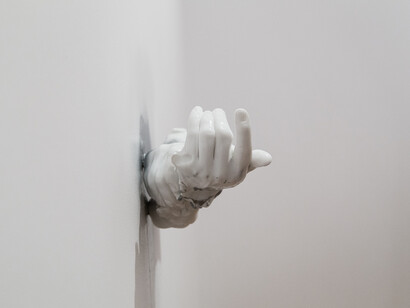 Douglas Gordon, Exhibit G, 2016, Carrara marble, 12 3/16 x 4 3/4 x 4 5/16 inches, 31 x 12 x 11 cm  © Studio lost but found / VG Bild-Kunst, Bonn 2017. Photo by Silia Psychi
