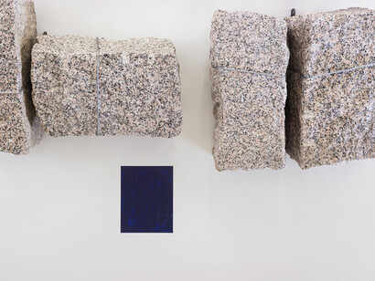 Mentre verso Oltremare, Il colore solleva la Pietra, 1995, 24 granite stones, paint, (detail) 23 x 12 x 10 in. (58.42 x 30.48 x 25.4
cm)
