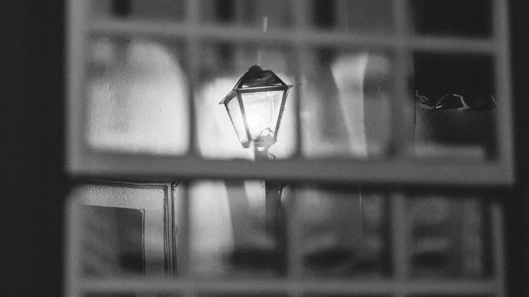 A visão do ser humano como racional se choca com estudos que mostram decisões impulsivas guiadas pelo inconsciente e racionalizações posteriores para justificar atos, levantando questões sobre o livre-arbítrio e preconceitos