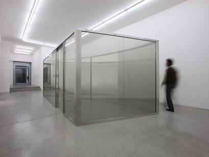 Dan Graham, Sagitarian Girls, 2008, Two-way mirror, steel, 230 x 550 x 250 cm