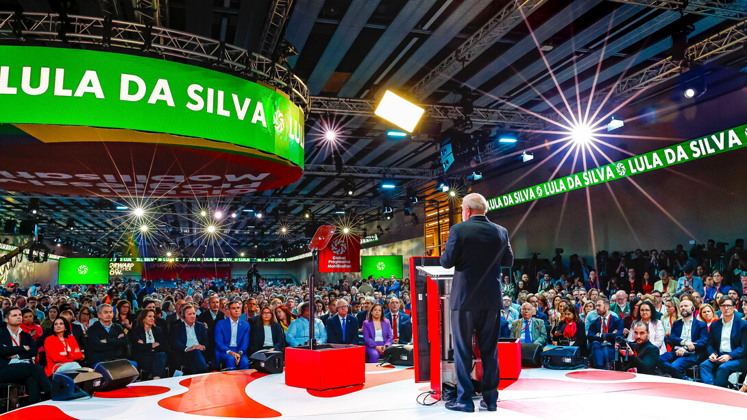 Am 17. und 18. April fand in Barcelona der Weltgipfel des Progressismus namens Global Progressive Mobilisation (GPM) statt. Die Initiative zu diesem Treffen wurde vom spanischen Regierungschef Pedro Sánchez, dem brasilianischen Präsidenten Luis Inácio Lula da Silva. Bild: Luis Inácio Lula da Silva während der Veranstaltung