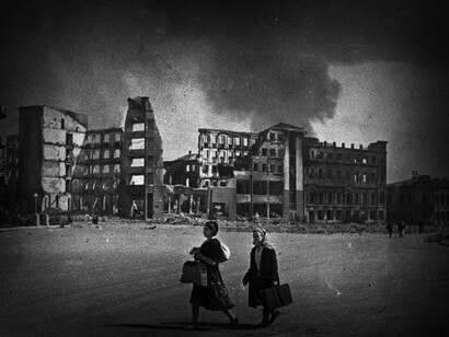 Dos mujeres se disponen a dejar Stalingrado ante la inminente batalla en 1942