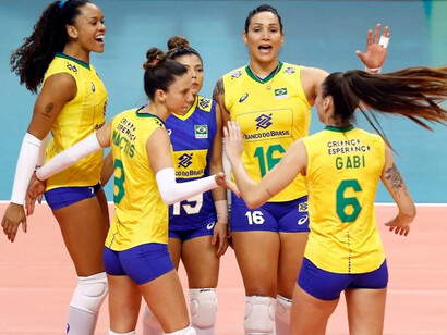 Seleção feminina de vôlei brasileiro em quadra. É inegável que existem desafios significativos a serem superados