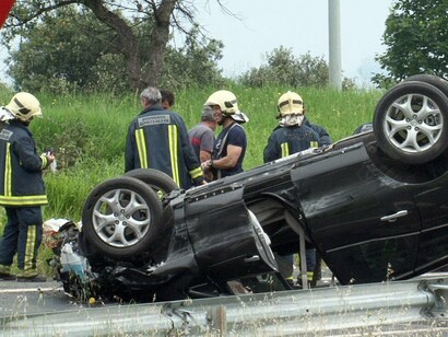 Un vehículo volcado