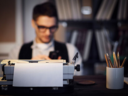 Le ghostwriter. Il fait briller les histoires de ceux qui les racontent, que ce soit dans le monde de la littérature, des biographies ou de la création de contenu web