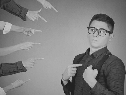 Hombre siendo señalado. Los juicios y las etiquetas que colocamos nos alejan de la verdad y de tener experiencias más libres y fluidas