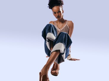 La modella indossa un paio di zoccoli dal plateau iconico firmati Stringart