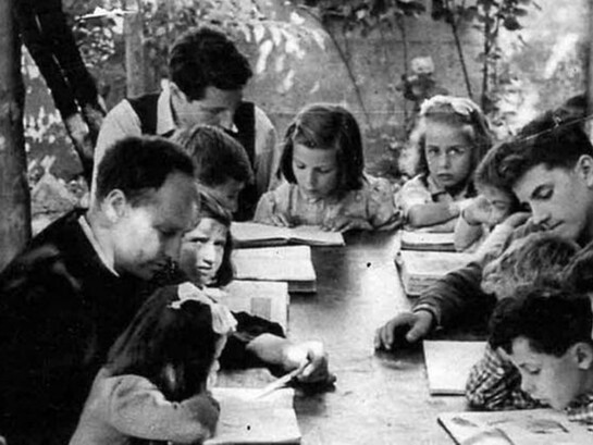 Ogni giugno l’Italia trasforma la Maturità in un rito collettivo di nostalgia, mettendo in scena una sorta di regressione nazionale all’adolescenza
