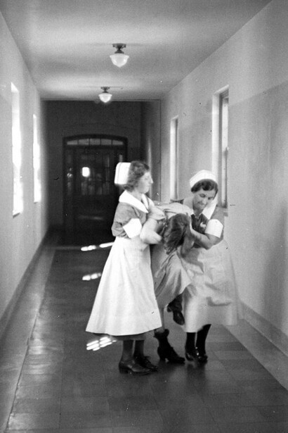 Paciente y enfermeras en el Pilgrim State Hospital de Long Island, EE. UU.