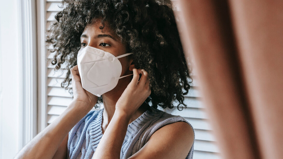 ragazza indossa la mascherina in casa durante il periodo della pandemia in Italia