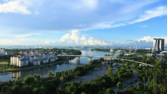 Marina Bay Sands, em Singapura. A escolha das espécies a serem plantadas, contudo, não pode ser aleatória. A arborização urbana possui critérios técnicos fundamentais para evitar conflitos com a infraestrutura, um fator importante para a sustentabilidade econômica do município