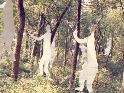 The Pond Association (Chi she), No. 2—Strollers in the Green Space (Zuopin er hao—Lüse kongjian zhong de xingzhe) (1986). Site-specific installation, dimensions variable. Courtesy of Song Ling