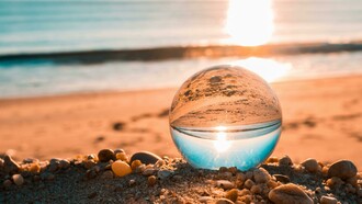 Agosto é campo, praia, descanso e luz. Nada se equipara à sensação de viver um agosto memorável. É o contraste entre o calor do dia e a frescura das noites de verão, que faz querer sair à rua e usufruir de passeios noturnos amenos e ligeiros. É o momento de recarregar baterias e prepararmo-nos para uma nova fase
