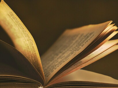 Livro aberto. No modo narrativo, a atenção do leitor se volta para o narrador por meio do qual toma conhecimento da história; no modo dramático, o leitor se volta para a história e a observa